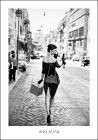 Plakat #02 | Kobieta z paczką | fot. Szymon Brodziak